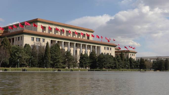 北京首都人民大会堂国徽国旗红旗天安门