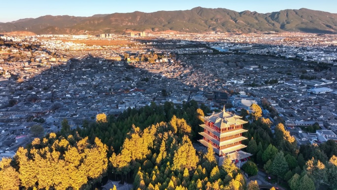 黄昏时分，灯光照在丽江古城上