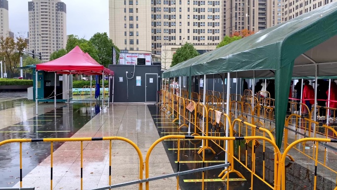 4k60帧实拍雨中下雨核酸检测点排队防控