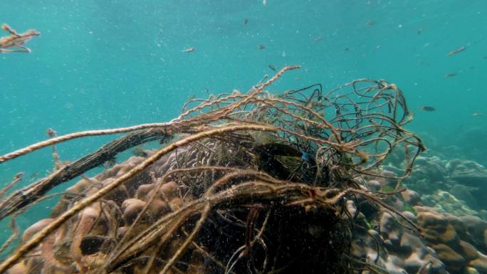 女水肺潜水员从海洋水下环保主义者那里清除幽灵网捕鱼污染