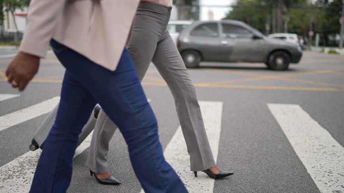 商务女性在户外散步时使用智能手机