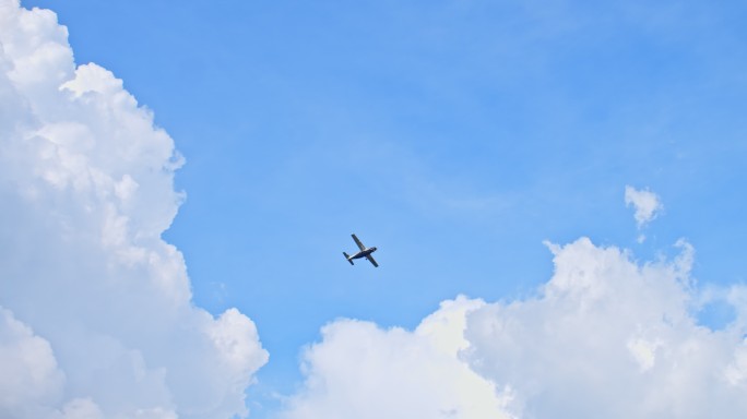 飞机飞向天空划过