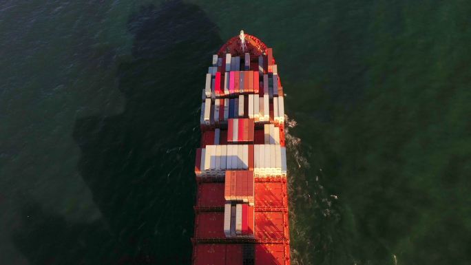 上面是满载集装箱抵达港口的货船。跨国际水域的产品和货物进出口。货运和配送。远距离交货