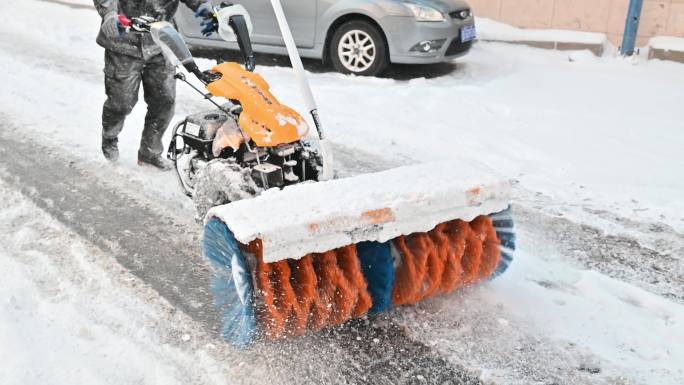 实拍4k下完雪后物业清理积雪清雪器可商用