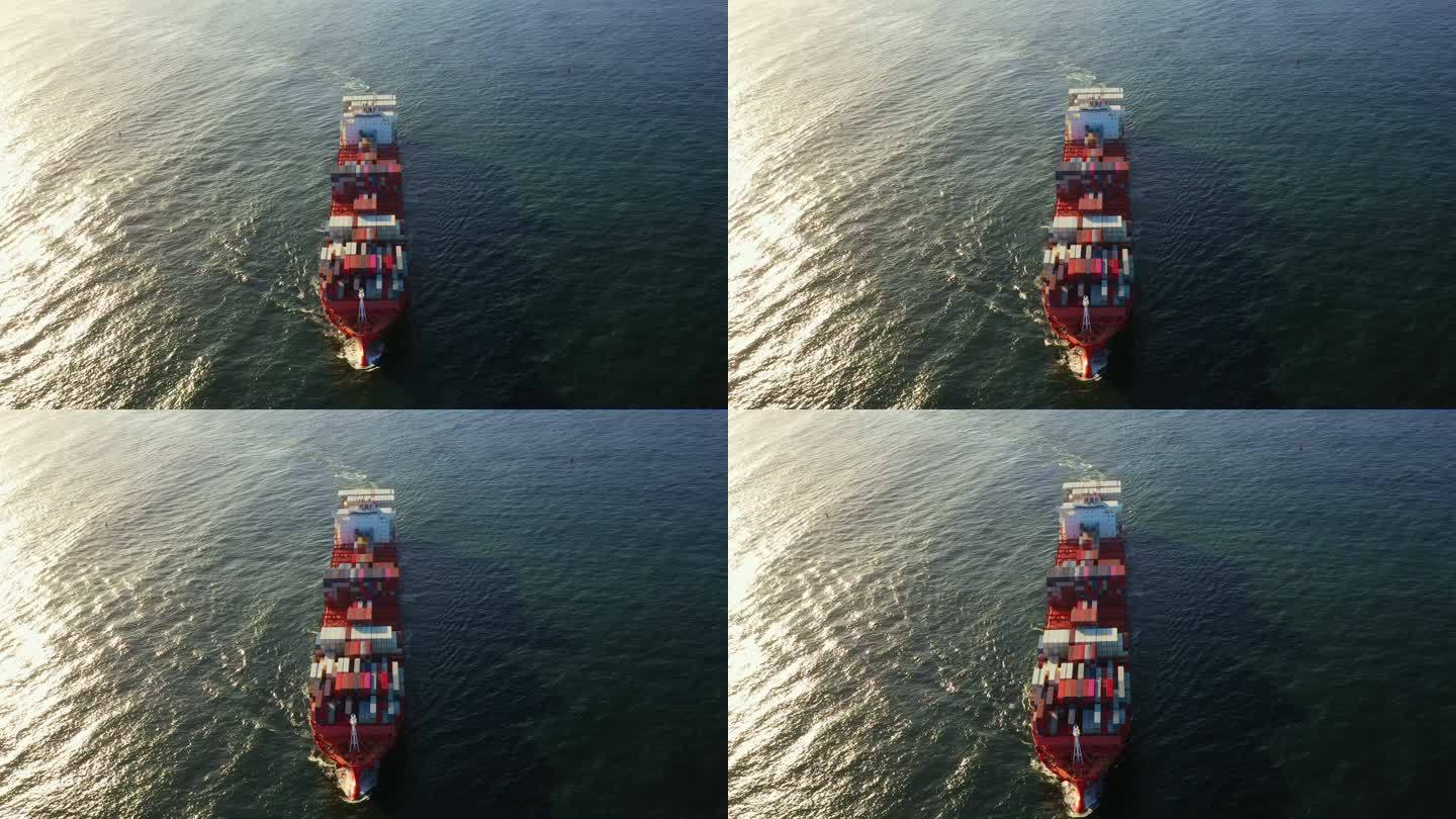 上面的货船在海上装有储存集装箱。跨国际水域的产品和货物进出口。全球货运和物流配送。远距离交货
