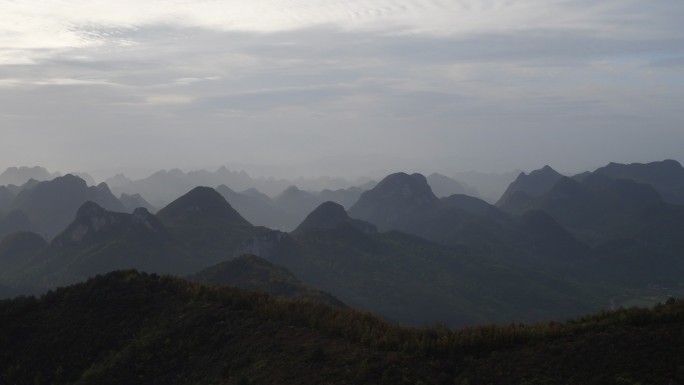 中国桂林黄昏山巍峨山林