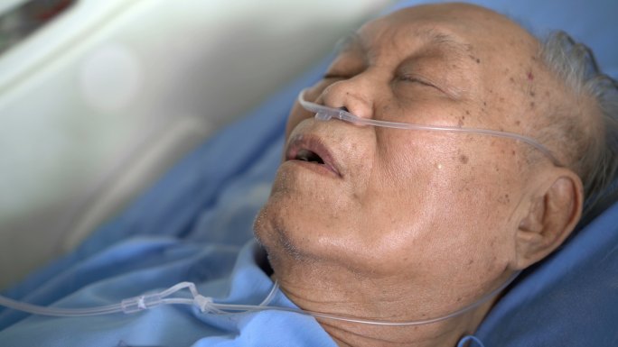 亚洲男子患者在医院用氧气管睡觉