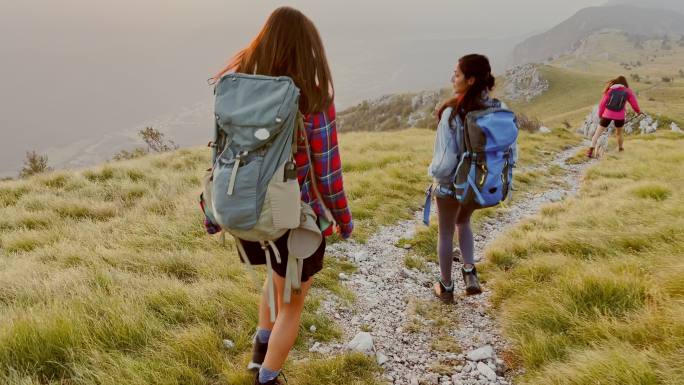 TS女徒步旅行者日落下山