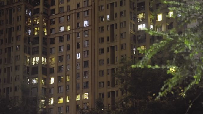 夜晚灯火通明的高层住宅居民楼