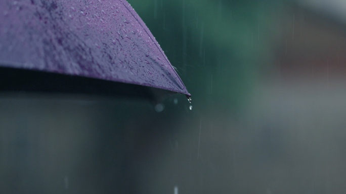 下雨天唯美雨滴落在雨伞上-打开雨伞瞬间