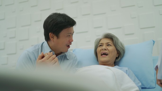 女医生检查老年女性患者。