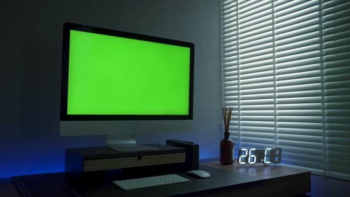电视在黑暗的房间里显示绿色屏幕。