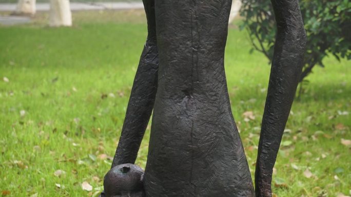 韩美林母与子雕塑