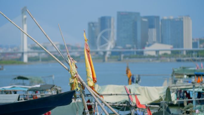 泉州渔船与现代城市隔海相望2