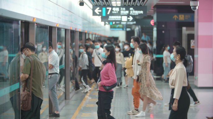 乘地铁坐地铁女孩人流公共交通绿色出行