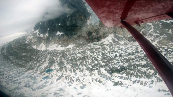 从观光飞机上看到阿拉斯加美丽的山脉和冰川，迪纳利国家公园