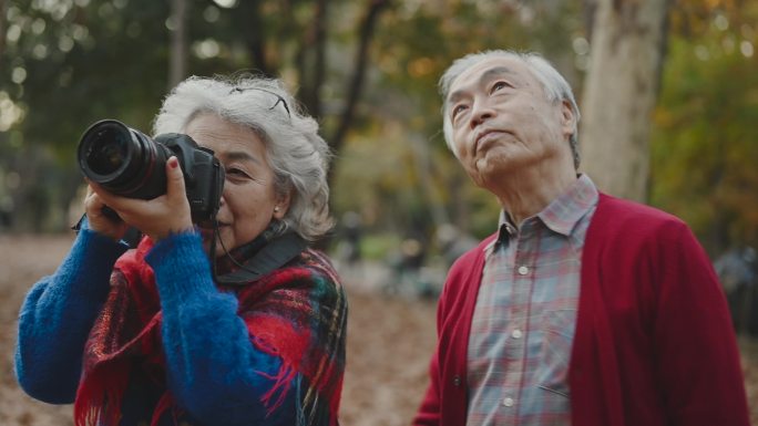老年夫妇在大自然中拍照。