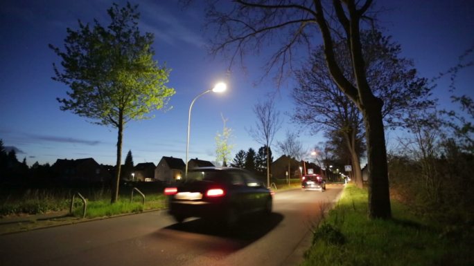 起重机：道路蓝天傍晚