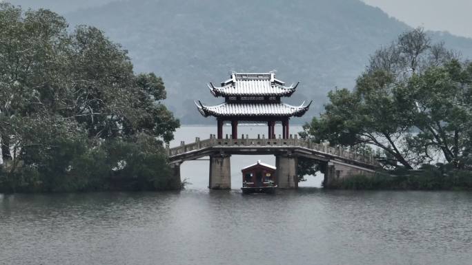 航拍杭州西湖玉带桥雪景
