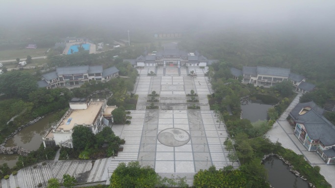 大雾中的广西玉林容县都峤山风景区大门
