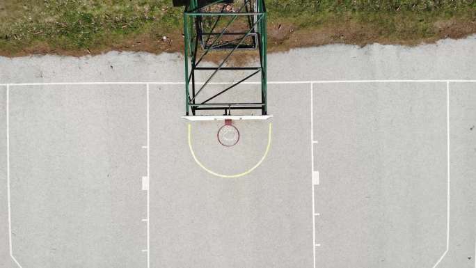 从上方看篮球场。空旷的露天篮球场