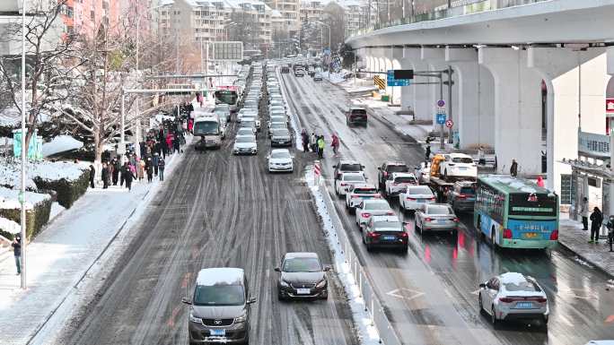 实拍4k雪后道路积雪公交车交通 可商用