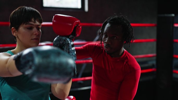 女拳击手训练女性拳击手黑人教练健身房
