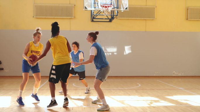多民族女孩在篮球比赛中的动作