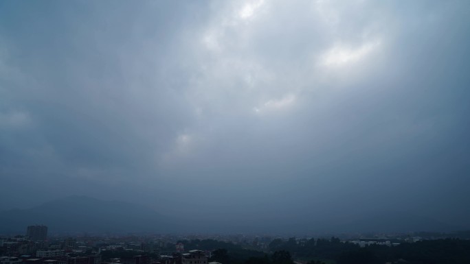 乡村阴天阳光穿透云朵乌云延时农村天空天气