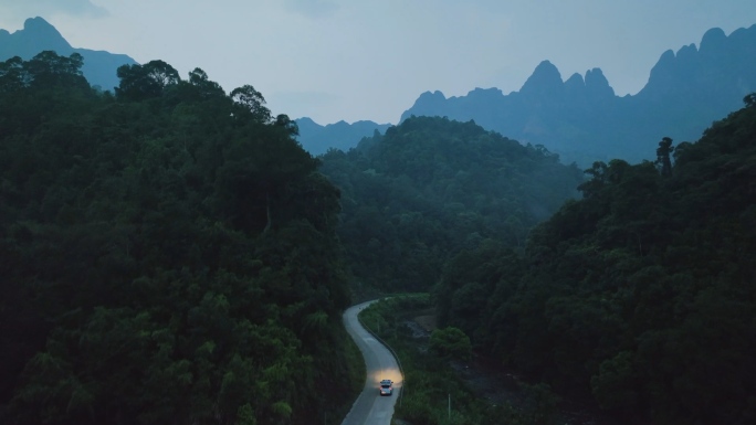 夜晚开车赶路山路山区