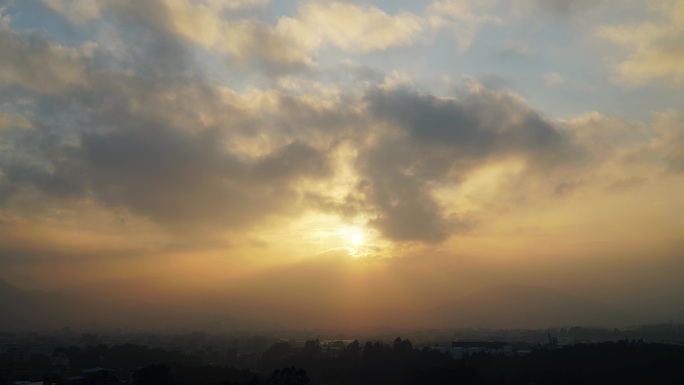 乡村夕阳天空阳光穿过乌云延时气象丁达尔光