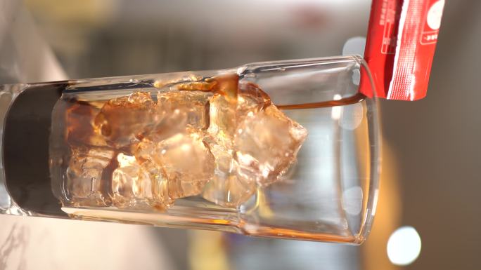 玻璃杯 冰加咖啡液 制作冰美式咖啡 竖屏