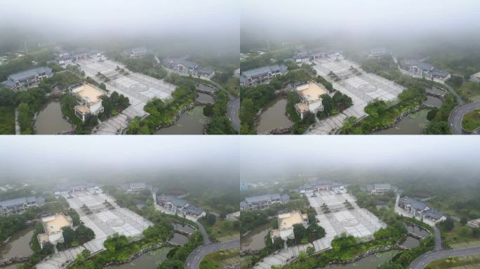 大雾中的广西玉林容县都峤山风景区大门