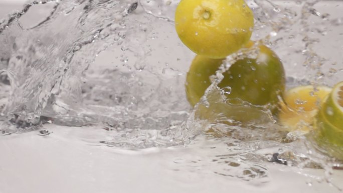 超高速拍摄葡萄柚水中撞击
