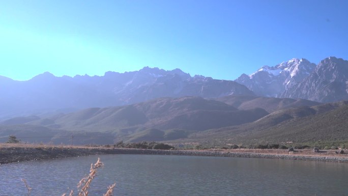 山川风景下亲子骑行