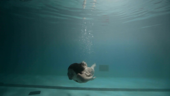 淹没的年轻女子潜水自由泳换气