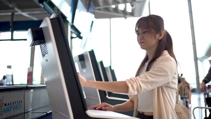 亚洲女游客使用机场自助值机柜台