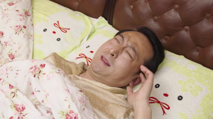 男士耳朵疾病耳朵不舒服在床上辗转反侧难受