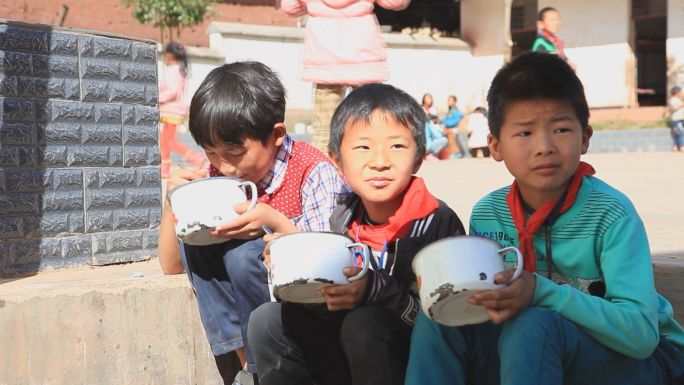 山里的孩子乡村振兴学校扶贫吃饭午餐笑脸