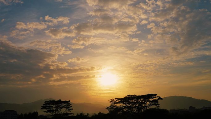 乡村日落延时黄昏山峰傍晚夕阳云朵丁达尔光