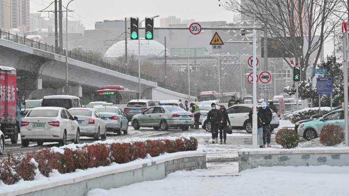 实拍4k雪后道路积雪公交车交通 可商用