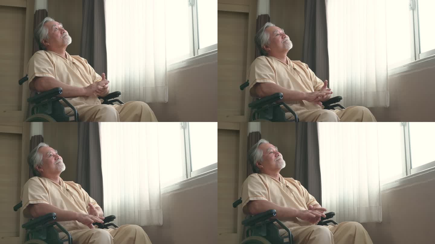 坐在医院病房轮椅上的快乐老人