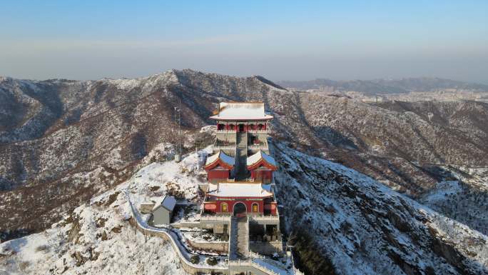 航拍雪后阳光下的威海里口山仙姑顶