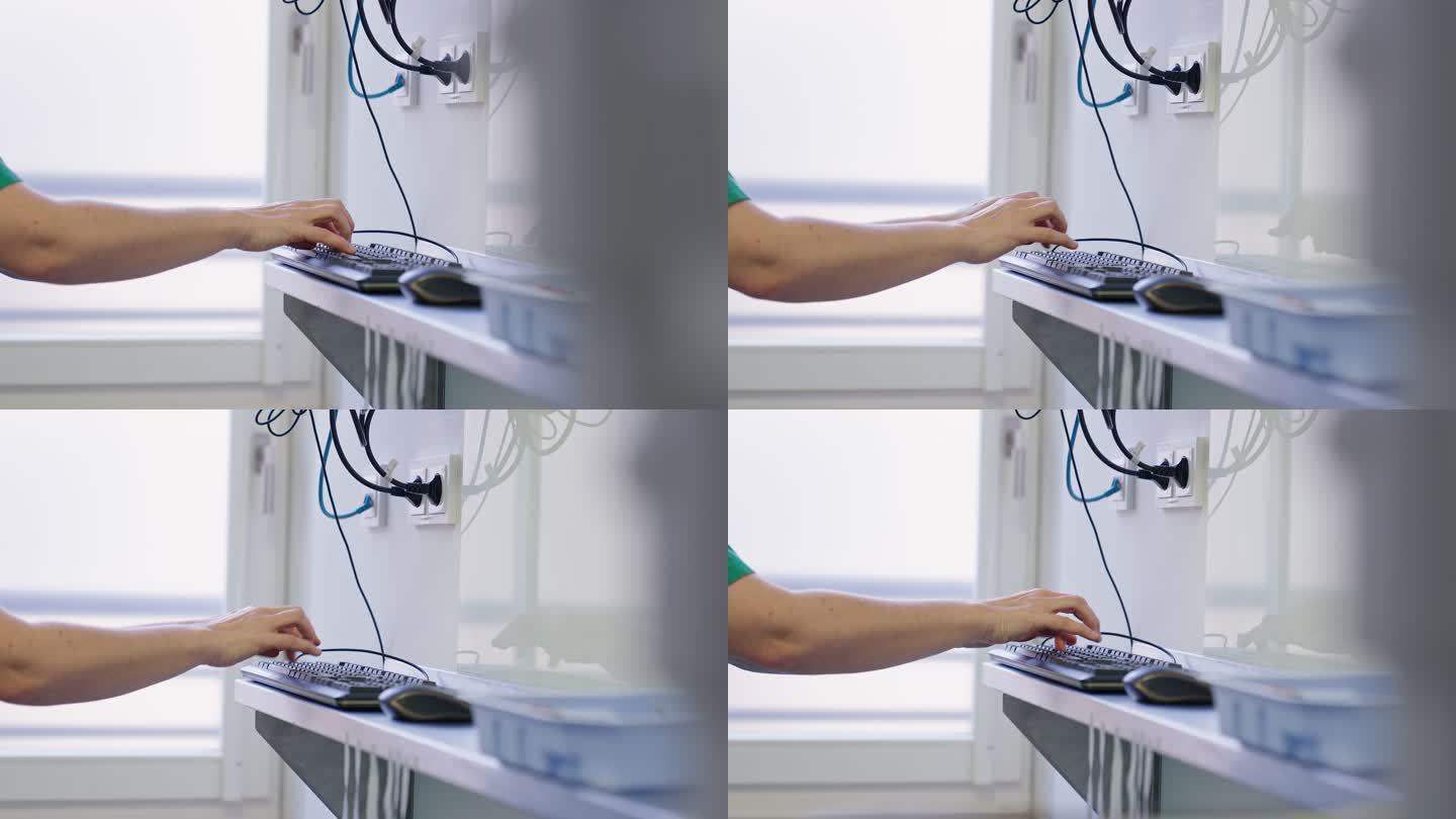 一位女外科医生在手术室用电脑键盘打字的特写镜头