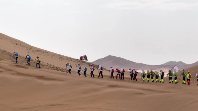 孤勇者沙漠户外徒步探险 团建拓展航拍视角