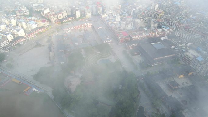 云雾下的容州古城真武阁