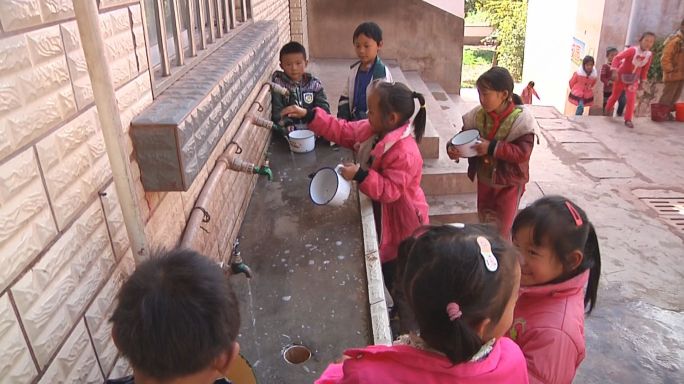 山里的孩子乡村学校振兴扶贫小学生刷饭盆