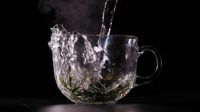 大玻璃杯沏茶升格视频