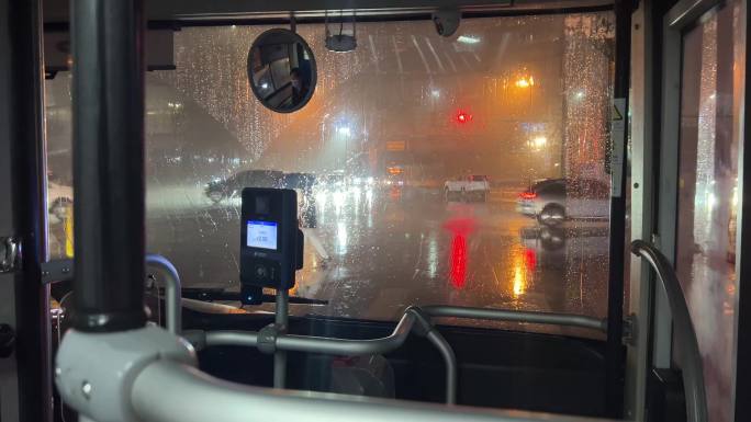 下雨雨天行驶的公交车雨天夜晚坐公交大公共