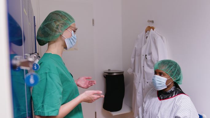 眼科手术前护士向女患者讲解手术程序